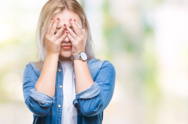 Genç Sarışın kadın ağlayarak süre elleriyle yüzünü kapsayan üzgün ifade ile izole arka plan yüzünden. Depresyon kavramı.