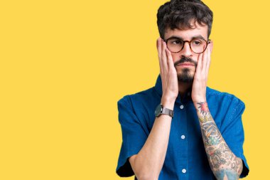 Yüz, depresyon ve üzüntü, kapsayan izole arka plan yorgun eller üzerinde gözlüklü genç yakışıklı adam üzgün ve sorun için tahriş