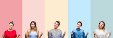 Renkli vintage genç güzel kadın kolaj izole arka plan başarı işareti olumlu hareketi el ile yapıyor çizgili, gülümseyen ve mutlu yaşasın. Neşeli bir ifadeyle, kazanan jest kameraya bakıyor.