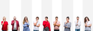 Kolaj gençlerin farklı etnik fotoğraf makinesi ile kendinden emin seyir beyaz çizgili izole arka plan üzerinde çapraz silahlarla gülümseme ve üzerinde yükseltilmiş çene el. Pozitif düşünce.