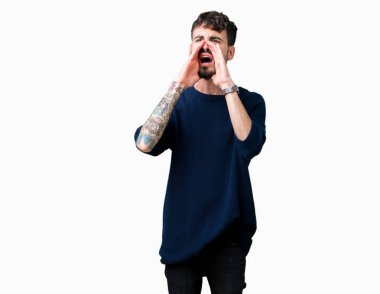 Genç yakışıklı adam ağzına sesle elleriyle kızgın bağırarak izole arka plan üzerinde