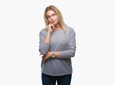 Çene düşünme hakkında soru, dalgın ifade üzerine el ile izole arka plan üzerinde beyaz kadın. Düşünceli yüzüyle gülümsüyor. Şüphe kavramı.