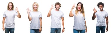Kolaj Grup el ve parmaklar ok işaretiyle yapıyor olumlu gülümseyen izole arka plan üzerinde rahat beyaz t-shirt giyen insan. Başarılı ifade.