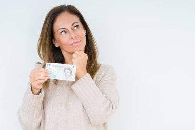 5 pound banknot izole arka plan ciddi bir yüz düşünme hakkında soru, çok karışık bir fikir üzerinde tutan orta yaş kadın
