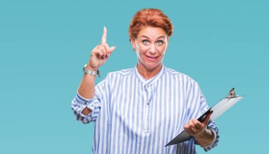 Üst düzey beyaz iş kadın holding Pano üzerinde arka plan ile bir fikir ya da gülen yüz, bir numara ile parmak işaret soru sürpriz izole