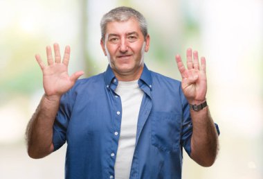 Üst düzey yakışıklı gösteren ve parmakları ile işaret izole arka plan üzerinde numara 9 kendinden emin ve mutlu gülümseyerek süre.