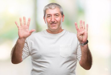 Üst düzey yakışıklı gösteren ve parmakları ile işaret izole arka plan üzerinde numara 9 kendinden emin ve mutlu gülümseyerek süre.