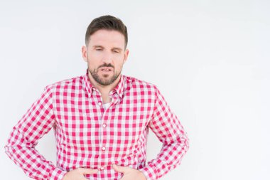 Üzerinde gömlek giymiş genç yakışıklı adam izole mide üzerinde el ile arka plan çünkü hazımsızlık, ağrılı hastalık hasta hissediyor. Ağrısı kavramı.
