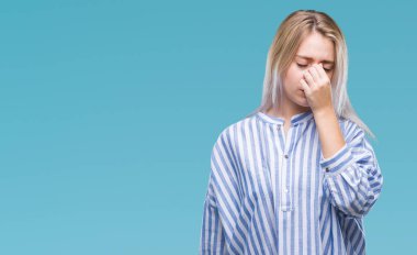 Genç Sarışın kadın izole arka burun ve göz yorgunluğu ve baş ağrısı duygu sürtünme yorgun yüzünden. Stres ve hayal kırıklığı kavramı.