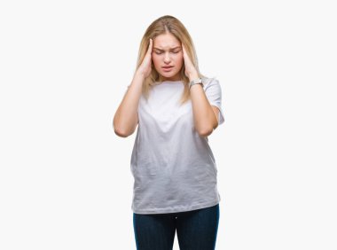 Genç beyaz kadın izole arka plan baş baş ağrısı için el ile çünkü stres. Migren muzdarip.