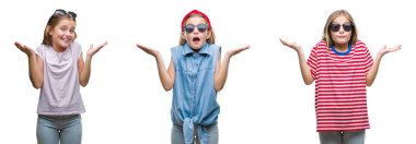 Kolaj bir genç kız çocuk izole arka plan clueless ve şaşkın bir ifadeyle kollar ve eller kaldırdı üzerinde güneş gözlüğü takıyor. Şüphe kavramı.