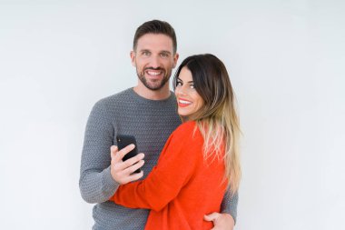 Aşk, Öpüşme ve her smartphone kullanarak diğer sarılma güzel genç çift