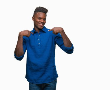 Yüzünde gülümseme ile kendinden emin görünüyorsun, kendini gururlu ve mutlu parmakları ile işaret izole arka plan üzerinde genç Afro-Amerikan adam.