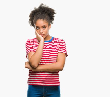 İzole arka plan düşünme seyir üzerinde genç afro Amerikalı kadın yorgun ve sıkılmış çapraz silah depresyon sorunları ile.