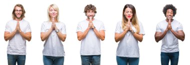 Grup birlikte emin gülümseyen bağışlanmak ellerle dua izole arka plan üzerinde rahat beyaz t-shirt giyen insan kolaj.