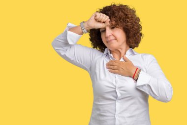 Güzel orta ager üst düzey businees kadın dokunmadan izole arka plan üzerinde hastalık ve ateş, grip ve soğuk, virüs hasta için alın