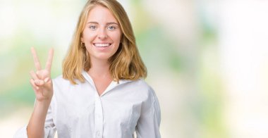 Güzel genç iş kadını gösterilen ve parmakları ile işaret izole arka plan üzerinde ikincisi ise kendinden emin ve mutlu gülümseyerek.