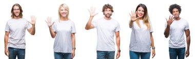 Kolaj Grup gösterilen ve parmakları ile işaret izole arka plan üzerinde rahat beyaz t-shirt giyen insan kendinden emin ve mutlu gülümseyerek süre beş numara.