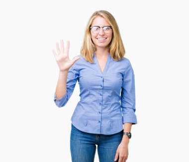 Güzel genç iş kadını gösterilen ve parmakları ile işaret izole arka plan üzerinde beş kendinden emin ve mutlu gülümseyerek iken numara.