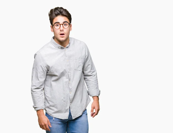 Joven Hombre Guapo Con Gafas Sobre Fondo Aislado Asustado Sorprendido — Foto de Stock
