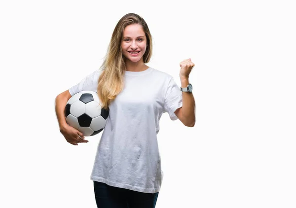 Junge Schöne Blonde Frau Hält Fußball Über Isoliertem Hintergrund Schreit — Stockfoto