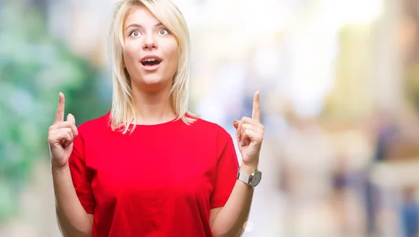 Young Beautiful Blonde Woman Wearing Red Shirt Isolated Background Amazed — Stock Photo, Image