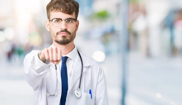 Junger Arzt Trägt Krankenhauskittel Über Isoliertem Hintergrund Faustschläge Zum Kampf — Stockfoto