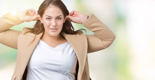 Hermosa Mujer Joven Tamaño Grande Con Abrigo Invierno Sobre Fondo —  Fotos de Stock