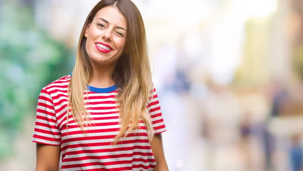 Mujer Hermosa Joven Mirada Casual Sobre Fondo Aislado Guiño Mirando — Foto de Stock