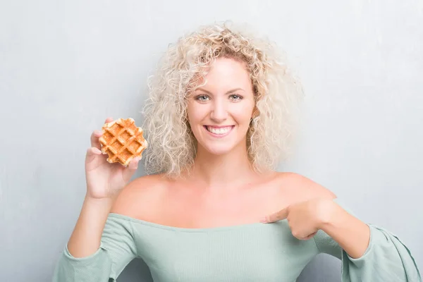 Junge Blonde Frau Über Grunge Grauen Hintergrund Essen Belgische Waffel — Stockfoto