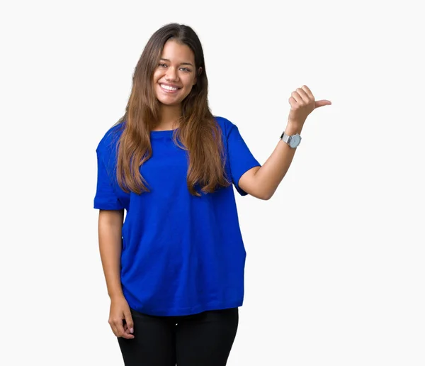 Jonge Mooie Brunette Vrouw Blauw Shirt Dragen Geïsoleerde Achtergrond Glimlachend — Stockfoto