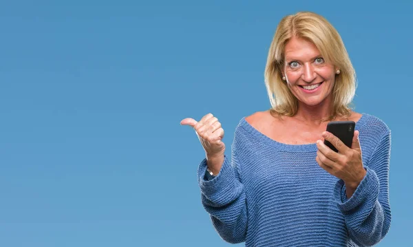 Blonde Frau Mittleren Alters Sendet Nachricht Smartphone Über Isolierten Hintergrund — Stockfoto