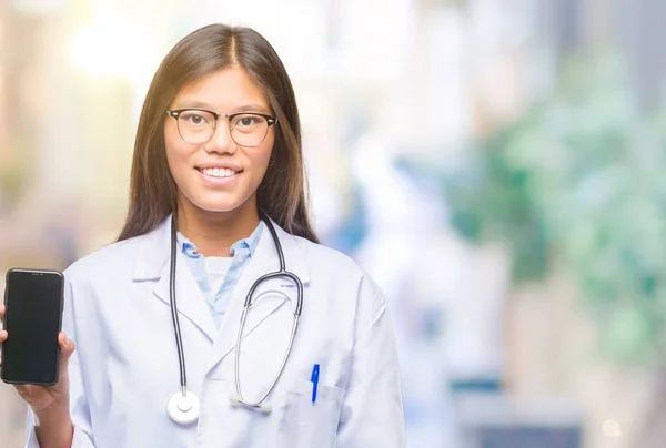 Młody Lekarz Asian Kobieta Trzymając Smartfon Białym Tle Szczęśliwy Twarz — Zdjęcie stockowe