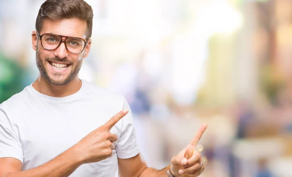 Homem Bonito Jovem Usando Óculos Sobre Fundo Isolado Sorrindo Olhando — Fotografia de Stock