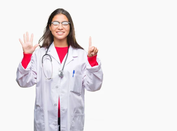 孤立した背景表示と指で上向きに若いアラブ医師女性ナンバー 自信を持って 幸せな笑みを浮かべて — ストック写真