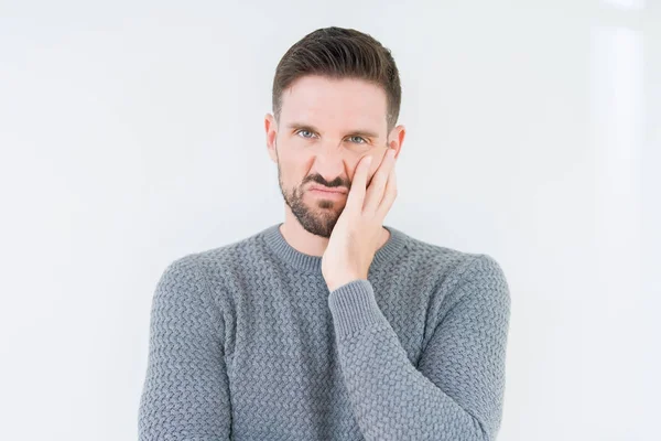 Jovem Homem Bonito Vestindo Camisola Casual Sobre Fundo Isolado Pensando — Fotografia de Stock