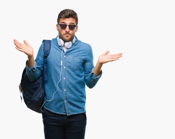 Young Handsome Tourist Man Wearing Headphones Backpack Isolated Background Clueless — Stock Photo, Image