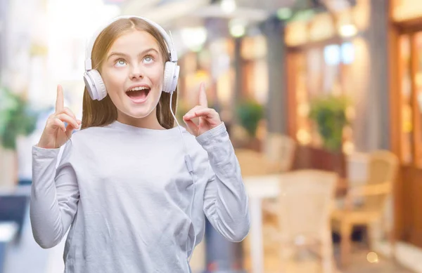 Joven Chica Hermosa Con Auriculares Escuchando Música Sobre Fondo Aislado — Foto de Stock