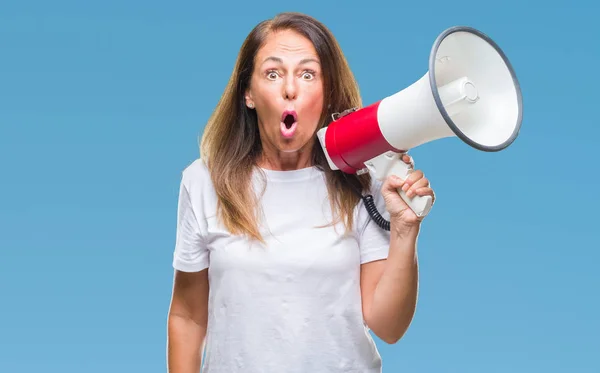 Mulher Hispânica Meia Idade Gritando Através Megafone Sobre Fundo Isolado — Fotografia de Stock