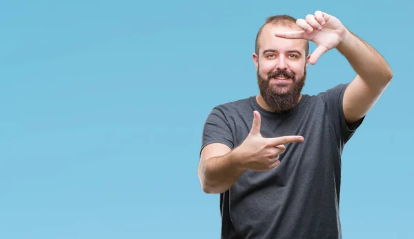 Joven Hombre Hipster Caucásico Sobre Fondo Aislado Sonriendo Haciendo Marco — Foto de Stock