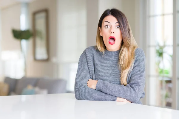 Mujer Hermosa Joven Vistiendo Suéter Invierno Casa Asustado Sorprendido Con — Foto de Stock