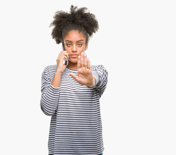Mujer Afroamericana Joven Hablando Por Teléfono Sobre Fondo Aislado Con — Foto de Stock