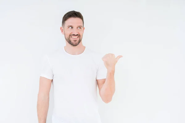 Mladý Pohledný Muž Nosí Ležérní Bílé Tričko Izolované Pozadí Usmívající — Stock fotografie