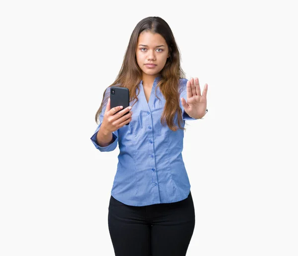 Jovem Mulher Negócios Bonita Morena Usando Smartphone Sobre Fundo Isolado — Fotografia de Stock