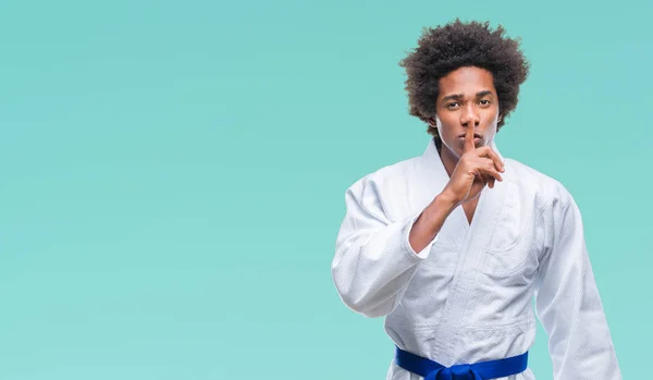Dudaklarında Parmak Ile Sessiz Olmanı Izole Arka Plan Üzerinde Karate — Stok fotoğraf