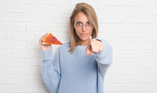 Piękna Młoda Kobieta Biały Cegła Mur Jedzenie Pizza Slice Wskazując — Zdjęcie stockowe