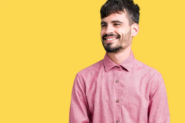 Homem Bonito Jovem Vestindo Camisa Rosa Sobre Fundo Isolado Olhando — Fotografia de Stock