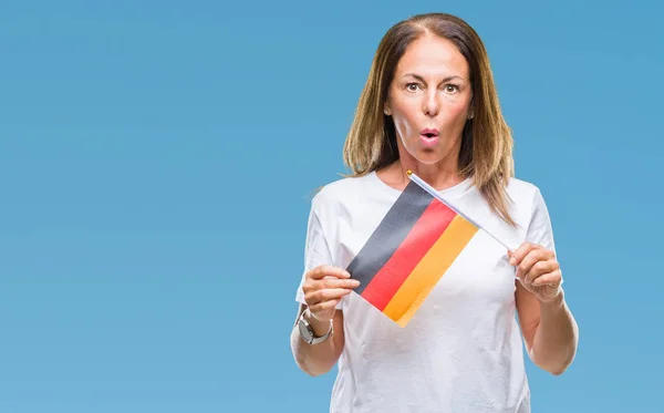 Wanita Hispanik Usia Pertengahan Memegang Bendera Jerman Atas Latar Belakang — Stok Foto