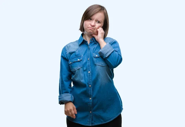 年轻成年妇女以下来综合症状在隔绝的背景接触的嘴与手以痛苦的表示由于牙痛或牙齿病症在牙 牙医概念 — 图库照片