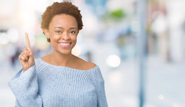 Jonge Mooie Afrikaanse Amerikaanse Vrouw Dragen Een Trui Geïsoleerde Achtergrond — Stockfoto